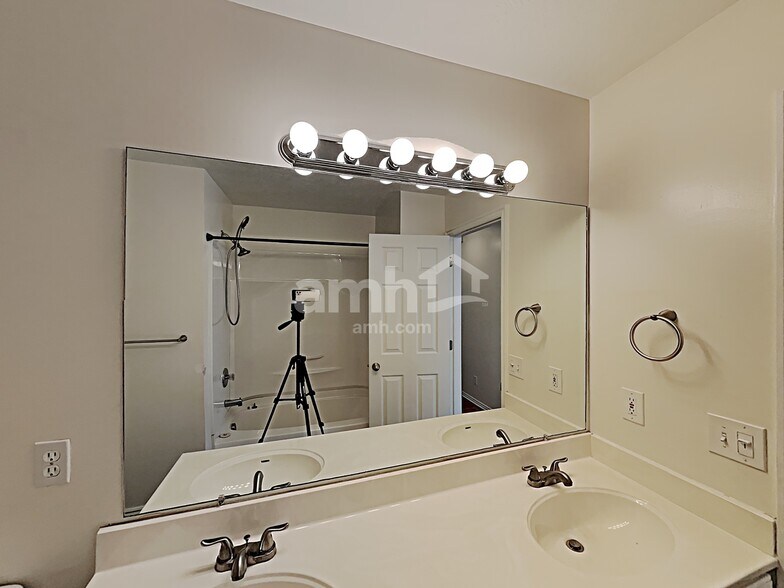 Building Photo - 8607 McGinnis Ln