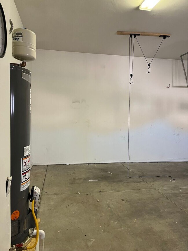 Building Photo - Elegant, spacious 3/2.5 home in gated LaPrivada