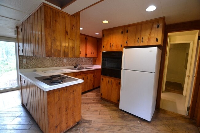 Building Photo - Cheyenne Canyon Ranch Style Home!