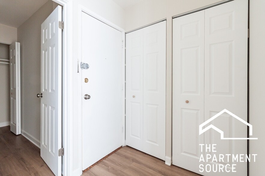 Building Photo - 5917 N Kenmore Ave