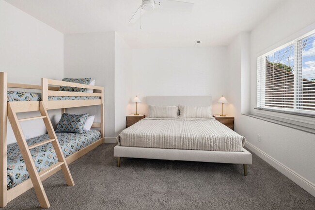 Building Photo - 802 NW D St