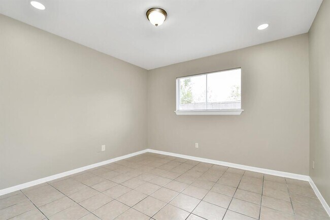 Building Photo - 1736 Crestdale Dr