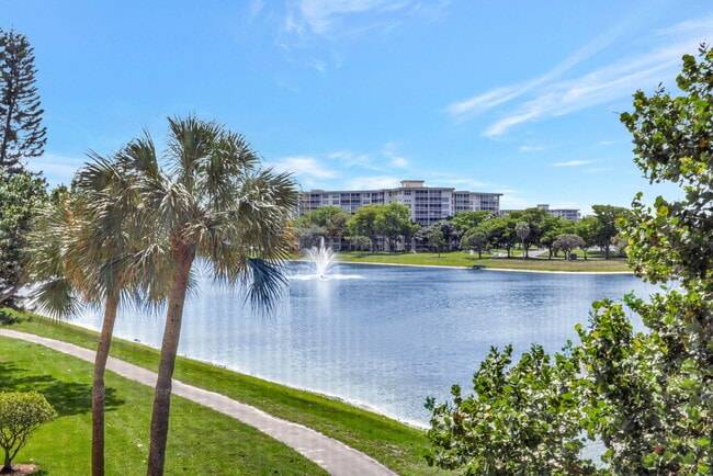 Building Photo - 2751 N Palm Aire Dr