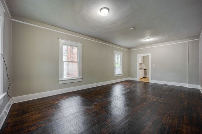 Building Photo - Freshly Updated 2 Bedroom House