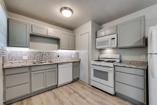 Building Photo - 307 W 4th St