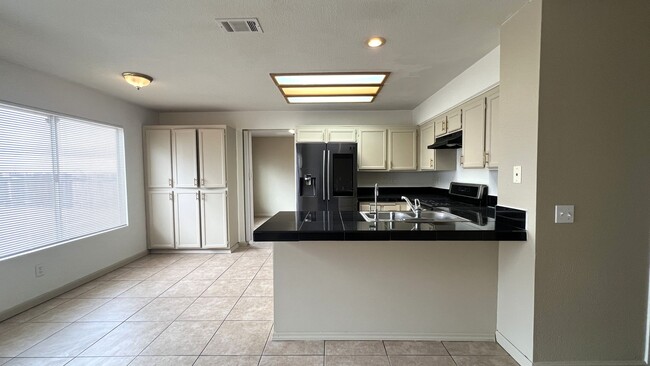 Building Photo - 4 Bed, 3 Bath Adelanto Home!!!