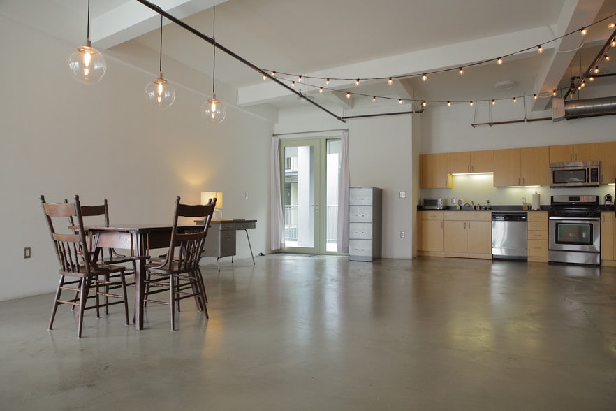 Building Photo - 200 N San Fernando Rd