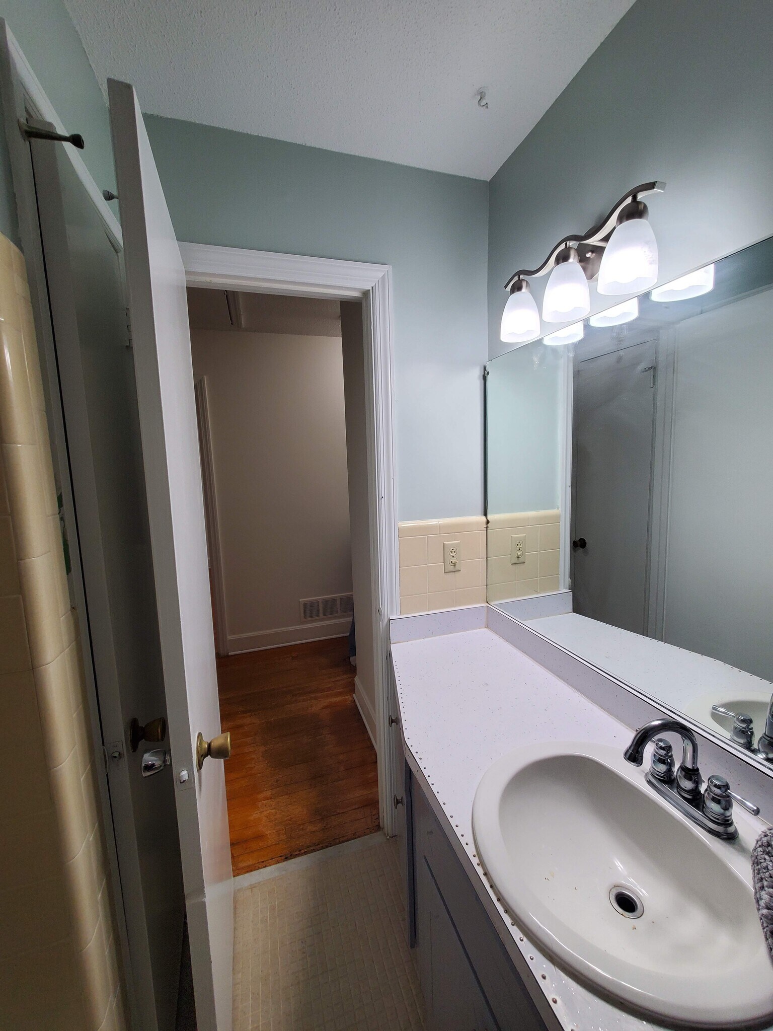 Building Photo - 301 W Lakeside Ave