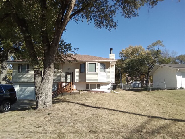 Building Photo - AVAILABLE NOW - Large Newly Renovated Home...