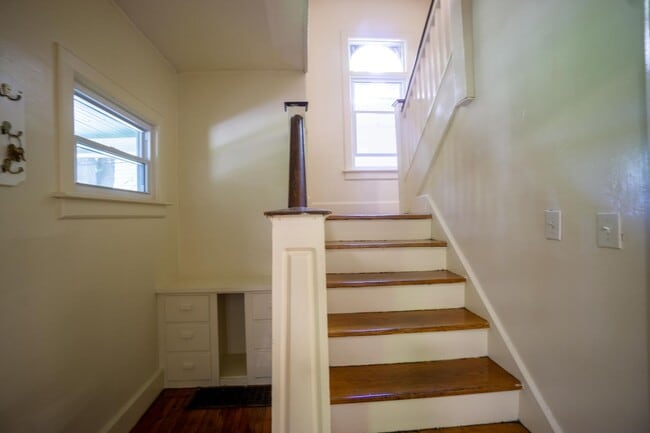 Building Photo - Available 6/1/26 Single Family Home Near C...