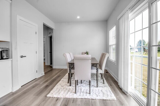 Building Photo - 4966 Brauer Dr