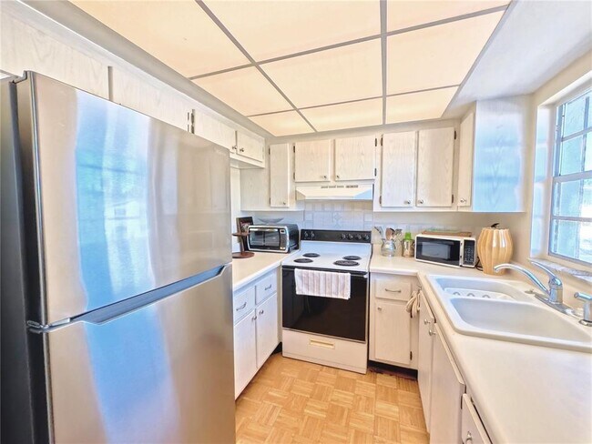 Building Photo - 102 47th Ave Dr W