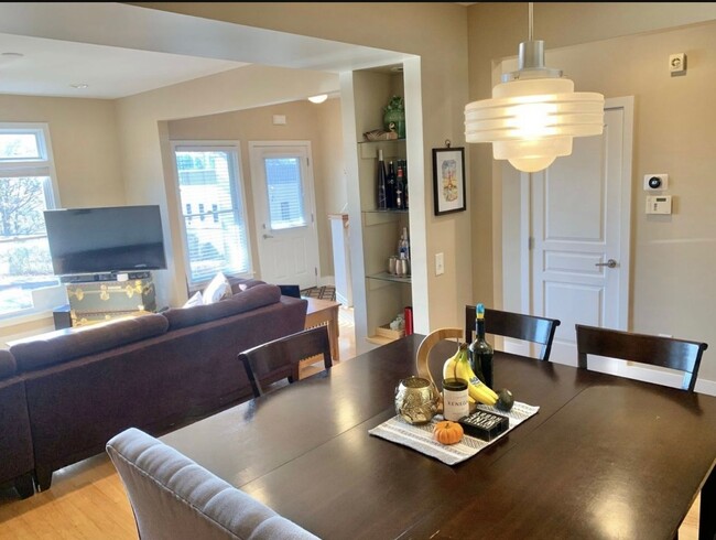 Building Photo - 2 BEDROOM 2.5 BATH TOWNHOME WITH DOWNTOWN ...
