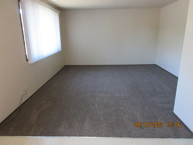 Building Photo - Spacious Triplex with washer/dryer