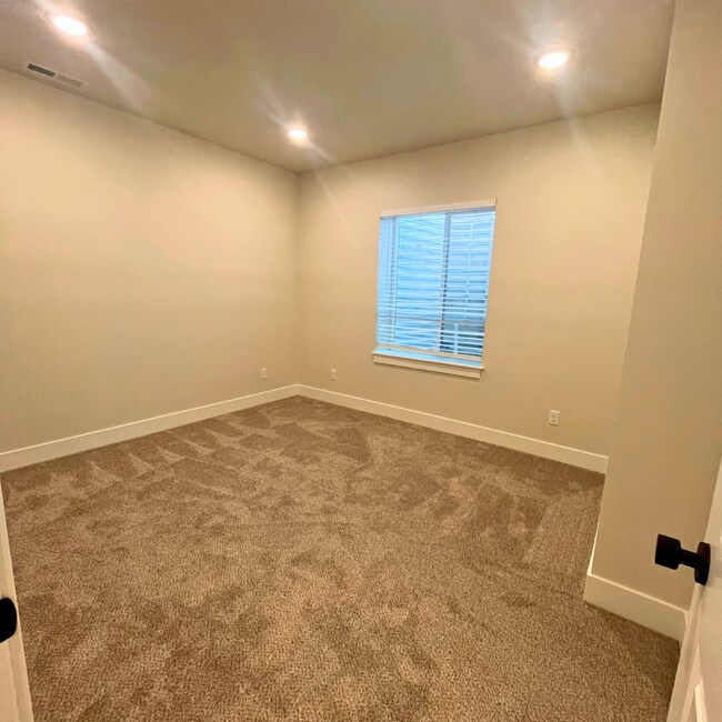 Building Photo - 475 River Bend Ln