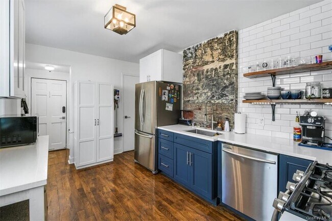 Building Photo - 1 Bayview Ave