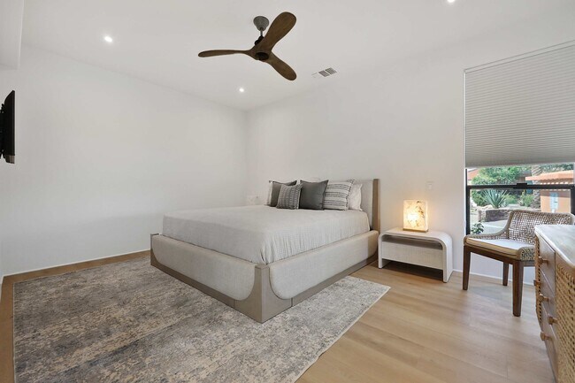 Building Photo - 50070 Vía De Moda