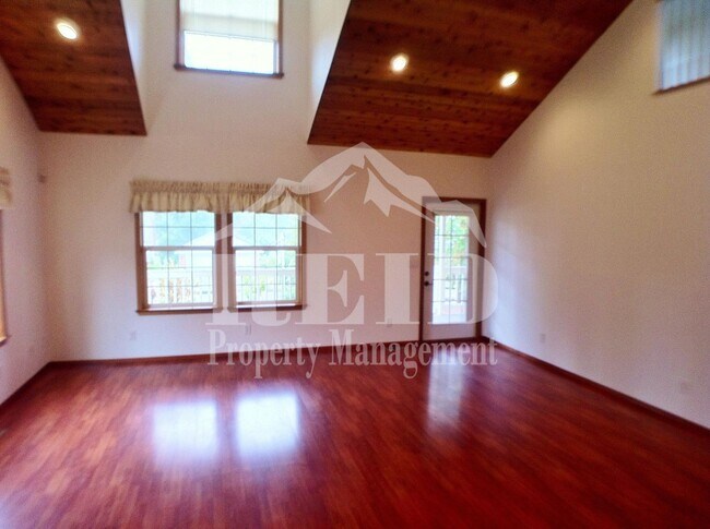 Building Photo - Charming 1 Bedroom Home with Spacious Loft/Bonus Room and Mountain Views