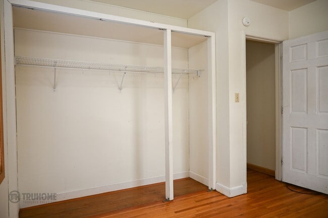 Building Photo - Large 6 Bedroom Home for Rent! Great Location on University!
