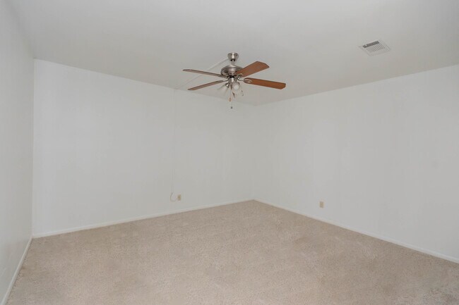 Building Photo - 105 Maplewood Dr