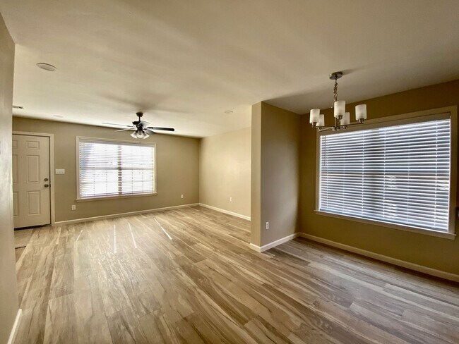 Building Photo - 701-703 Tracewood