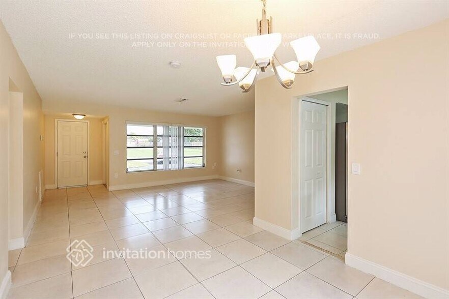 Building Photo - 8744 Southampton Dr