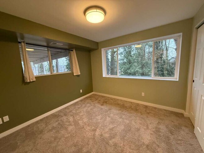 Building Photo - Stunning 4 Bed 3 Bathroom Home!