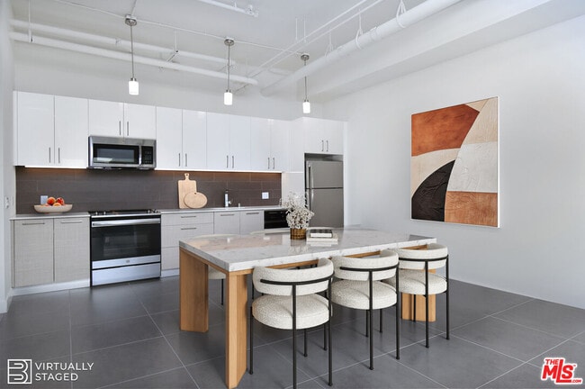 Building Photo - 939 S Broadway