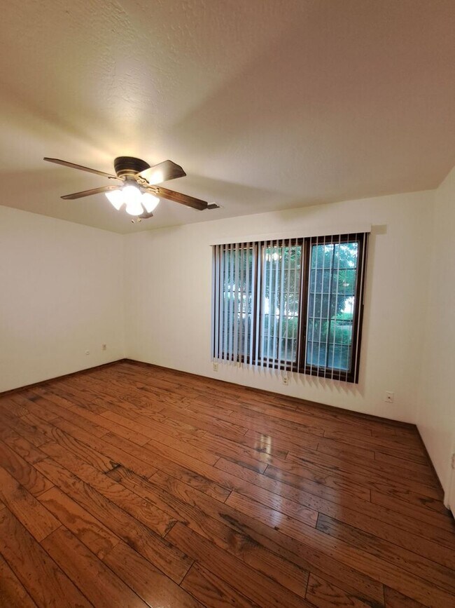 Building Photo - MOVE IN SPECIAL: Half OFF the 1st Month's ...