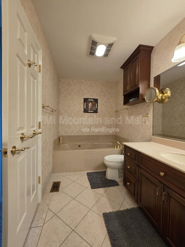 Building Photo - 1403 Fleetwood Plaza