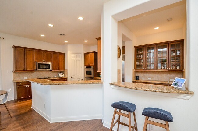 Building Photo - 2826 Tudor Manor