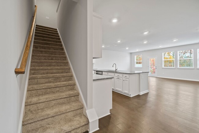 Building Photo - Like Brand New Luxury Townhome in Matthews!
