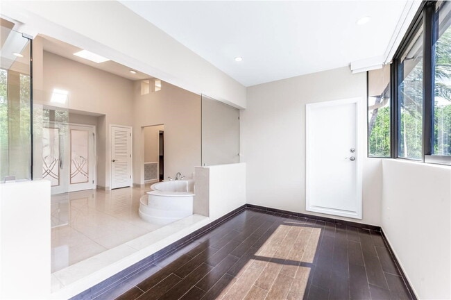 Building Photo - 5990 Paradise Point Dr