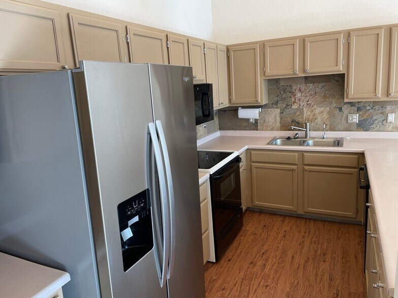 Building Photo - 535 Canyon View Drive