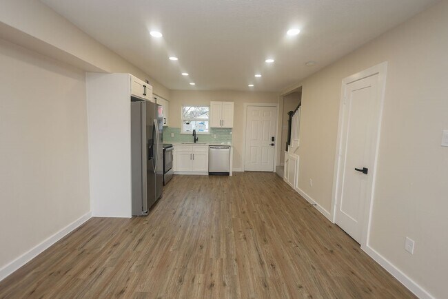 Building Photo - 708 Staitti St