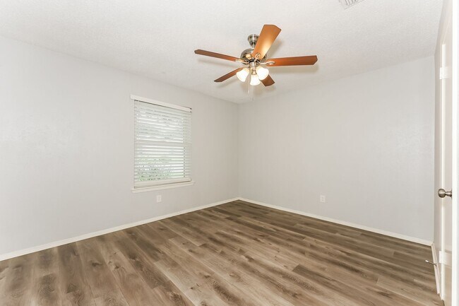 Building Photo - 3 BR/2BA | Updated Single Family Home | 1-Car Garage Parking | Great backyard!