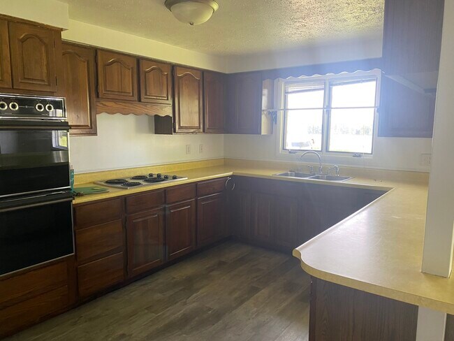 Building Photo - 11790 23 Mile Rd