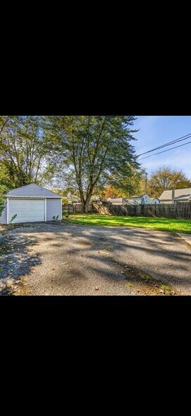 Building Photo - 875 Lamonde Dr