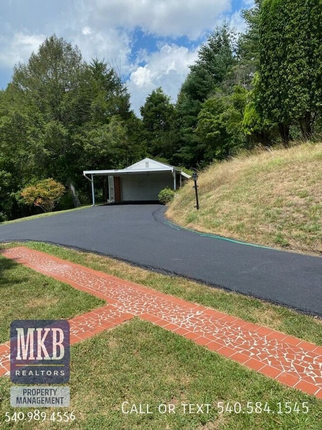 Building Photo - 6099 Franklin Rd