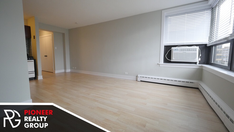 Building Photo - 433 W Wellington Ave