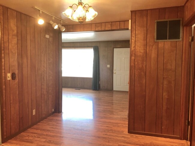 Building Photo - 2-Bedroom Single-Level House in Sherwood   $1000.00  OFF  1ST  FULL  MONTH'S  RENT