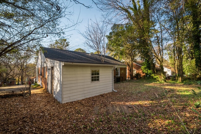 Building Photo - 1850 Hillsdale Dr