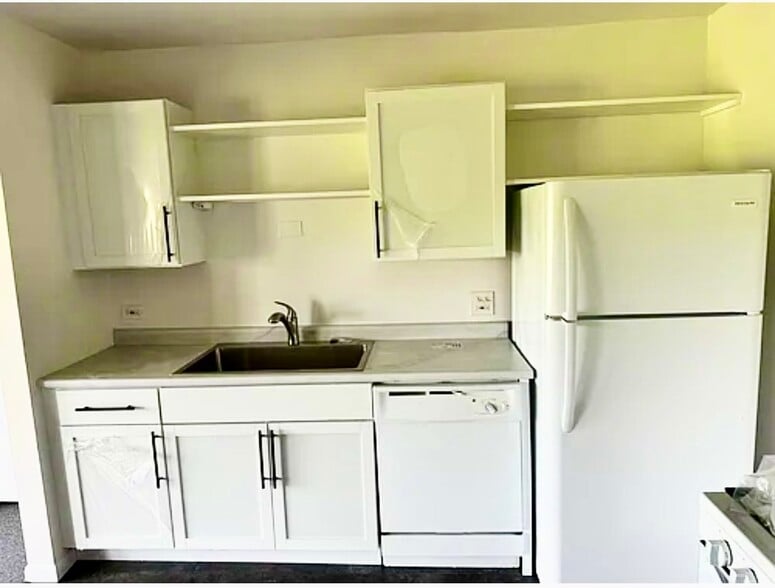 Modern white kitchen - 1022 Boxwood Ct