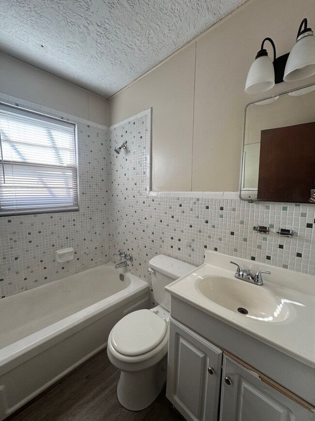 Building Photo - Cute 3 Bedroom Home Available Now