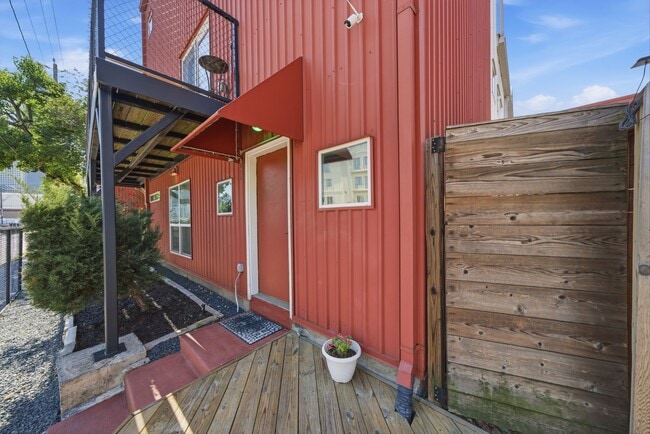 Building Photo - 913 Saulnier St