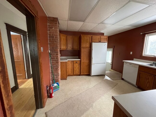 Building Photo - 422 E 10th St