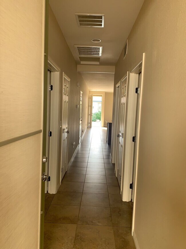 Building Photo - Upgraded Townhome