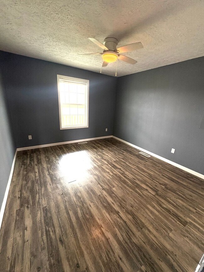 Building Photo - Charming Home in the Heart of Cave City!
