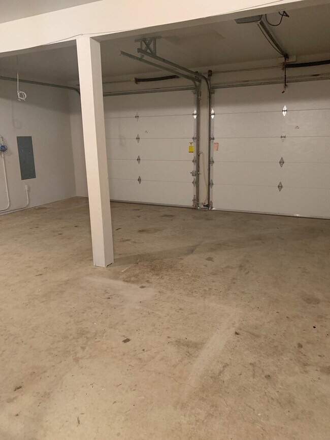 Building Photo - Large Home for Rent in Currier Creek