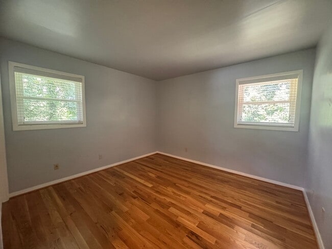 Building Photo - 4 Bedroom Jamestown Beauty!